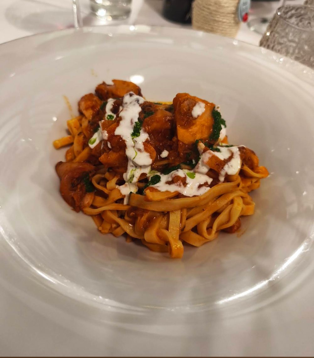 Pasta fresca con ragù e una colata di crema
