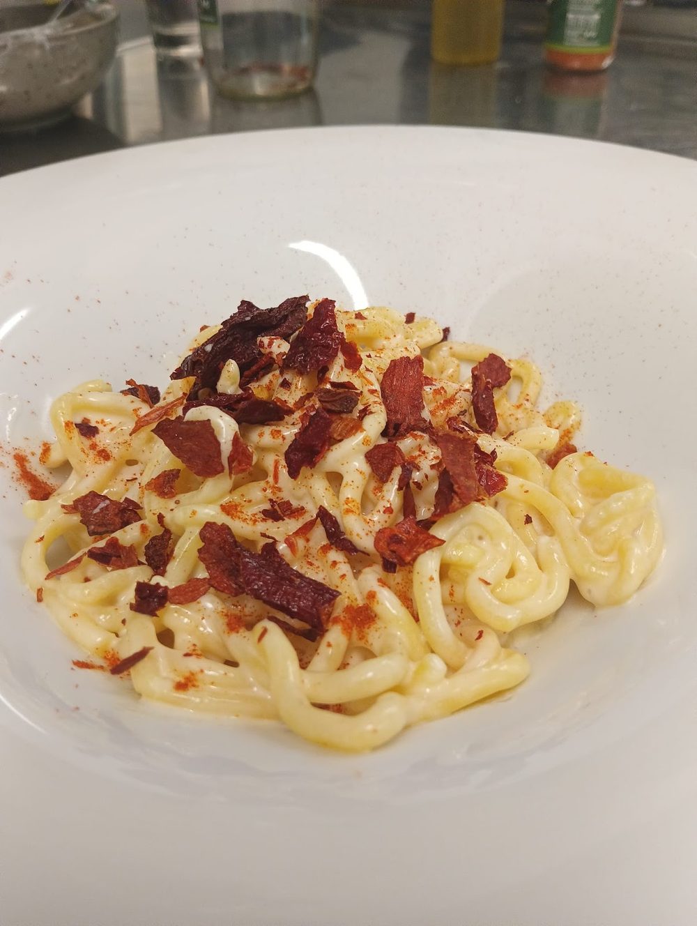Pasta fatta in casa mantecata, con scaglie croccanti